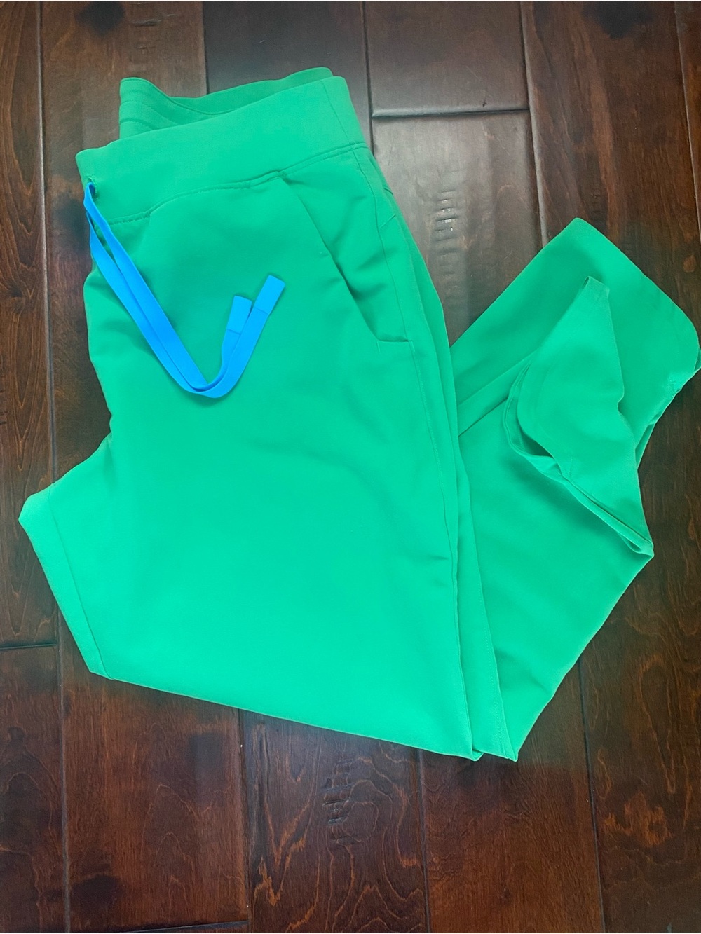 FIGS Emerald Green Scrub Top and Pants with Blue Drawstring - Picture 2 of 3